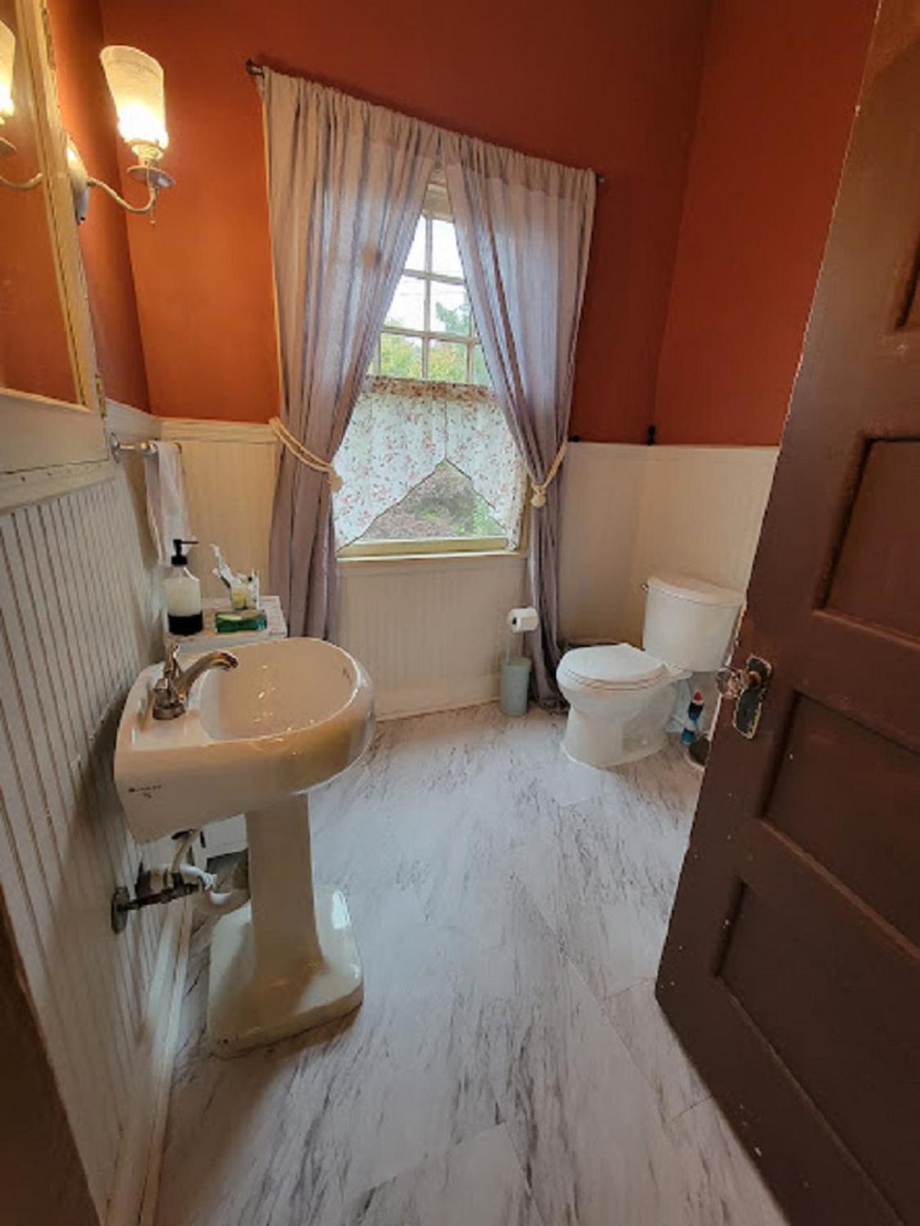 The Kings Throne Inn And Guest House Toledo Bagian luar foto